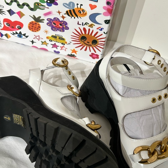 Jeffrey Campbell, white white sandals with Gold chain. Sz 6.5 NWT Anthropology - Picture 6 of 14